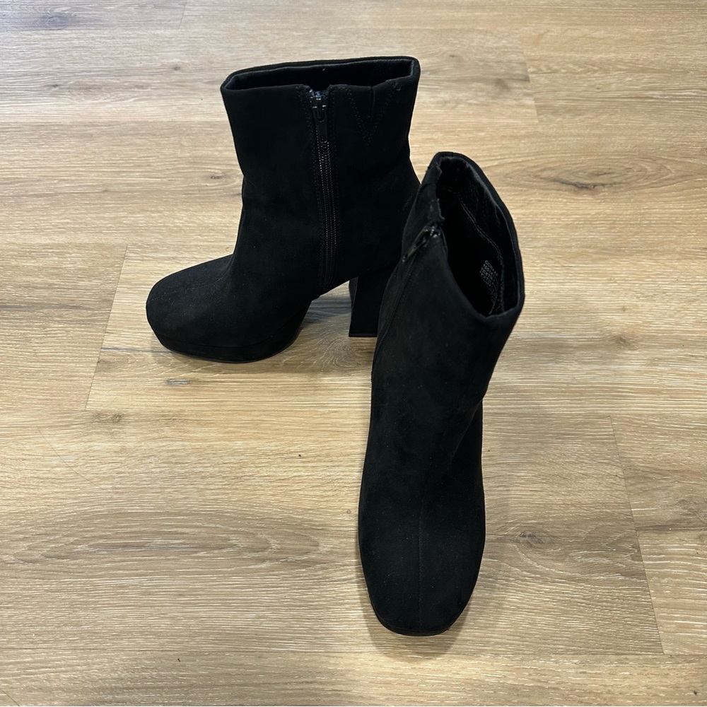Suede black boots